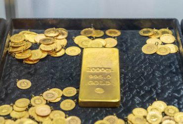 Is gold cheaper when you buy more of it?