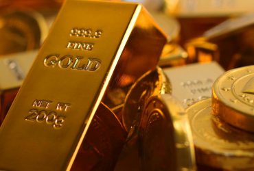 4 signs you should add gold to your portfolio, according to experts